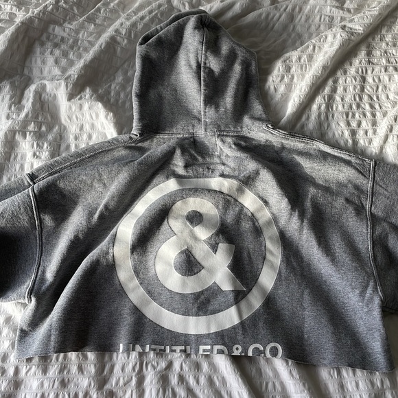 Cropped grey hoodie - Picture 2 of 3